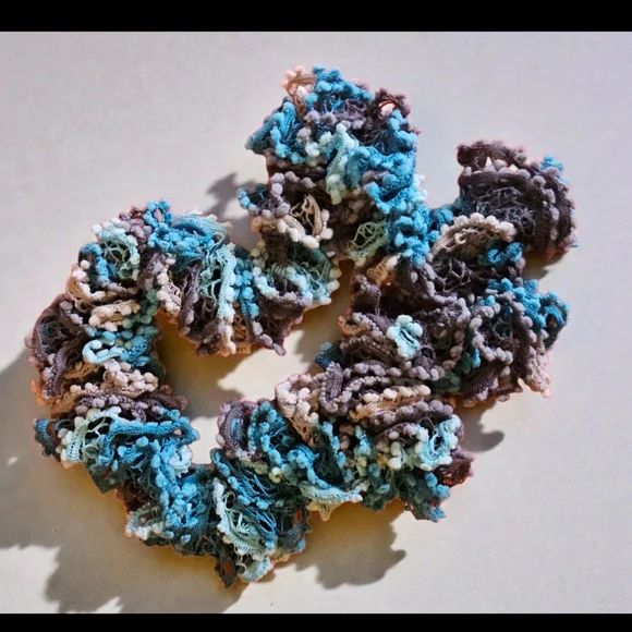 Elegant handmade scarf - Picture 6 of 10